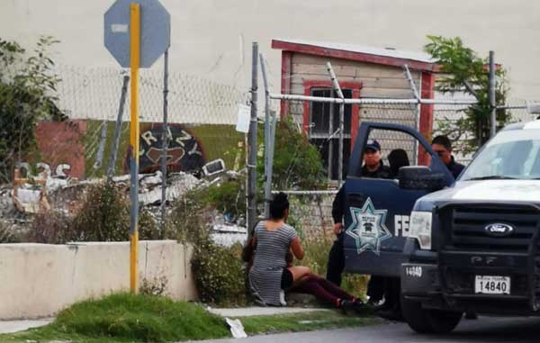 Persecución deja un detenido; policías atienden a mujer desmayada 1 2 24