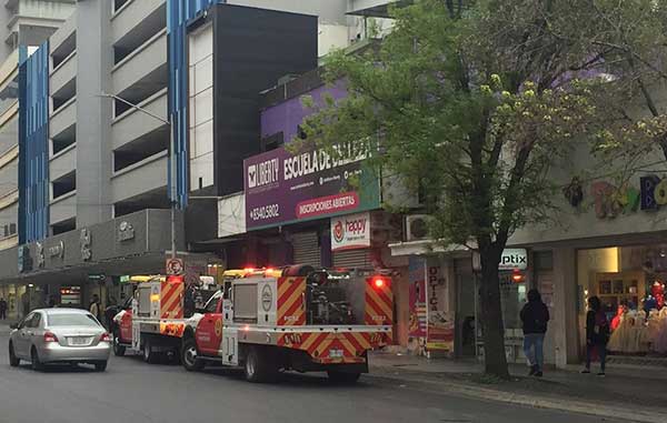 Moviliza incendio a cuerpos de rescate en Monterrey 2 2 35