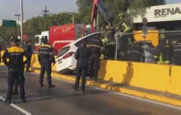 Auto choca y vuelca sobre otro vehículo cerca del Aeropuerto 1 23 5