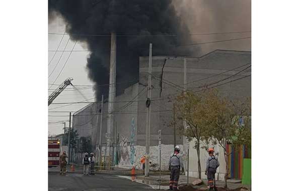 Evacúan a más de 500 personas tras incendio de bodega 1 5 1