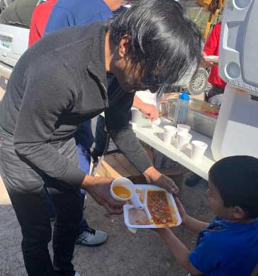 Llevan alimentos a migrantes de Matamoros 1 MIGRANTES 2