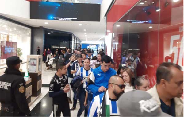 Todos quieren tomarse foto con la copa de campeón de Rayados 1 RAYADOS 2