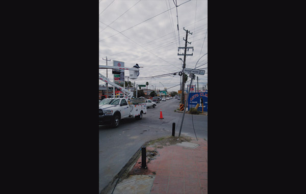 Auxilia Tránsito paso vehicular en semáforos afectados por fallas 1 electricidad