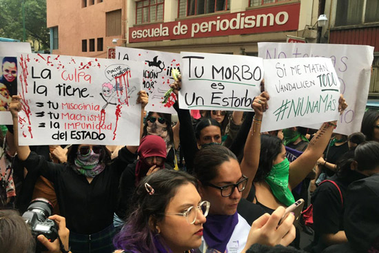 Feministas queman camión de periódico que publicó fotos de Ingrid 1 1 54