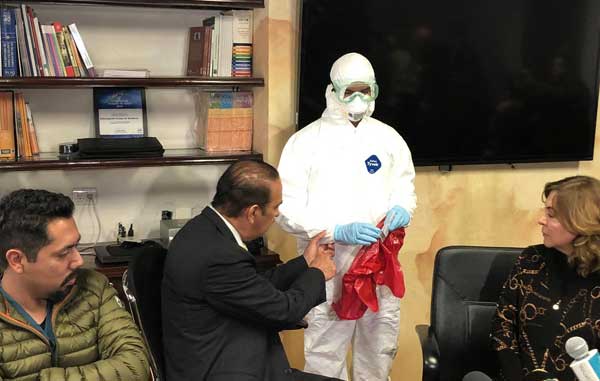 Personal médico portará traje especial para atender casos de COVID-19 2 12 4