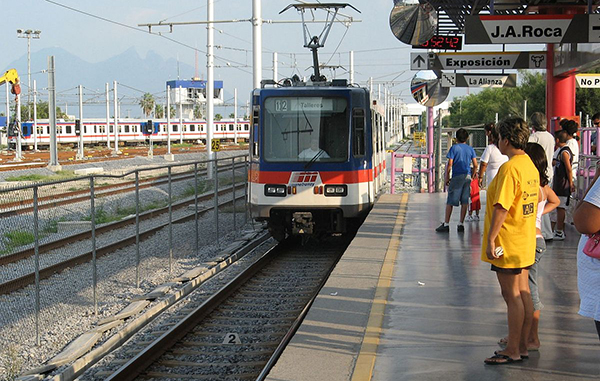 1200px-Arriving_Train_Talleres_Station