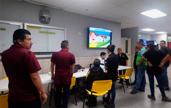 Instala Gobierno Municipal módulo de información y pago del Predial en planta maquiladora 2 3 44