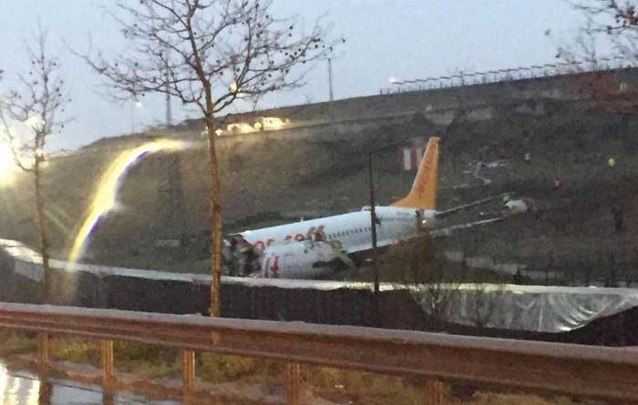 Vuelven a nacer; avión se parte en tres, no hay muertos (VIDEO) 2 5 1