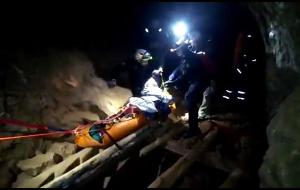 Rescatan a dos hombres del Cerro de las Mitras 1 83737257 537392350212891 3311863352258461696 n
