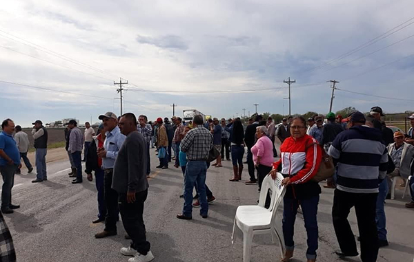 Bloquean campesinos por falta de apoyos 1 84616456 1074781366200846 5187160697779257344 n