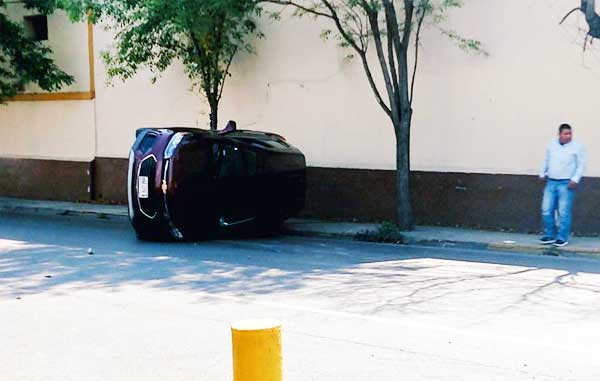 Choque deja un auto volcado en la zona centro de Monterrey 1 CHOQUE 2