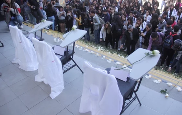 Con cientos de flores rinden homenaje a estudiantes asesinados 1 Captura de pantalla 2020 02 27 a las 12.56.20 p.m.