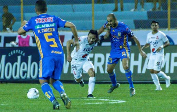 Carlos Salcedo llama 'muerto de hambre' a jugador salvadoreño 1 TIGRES 1