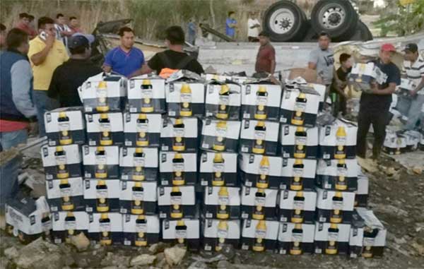 Vuelca tráiler con 30 toneladas de cerveza en Chiapas; no hubo rapiña 1 corona