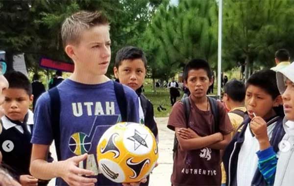 Joven de EU compra autobús, lo llena de útiles y lo dona a comunidad de Michoacán (FOTOS/VIDEO) 1 dy 1