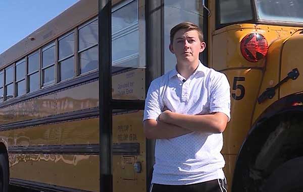 Joven de EU compra autobús, lo llena de útiles y lo dona a comunidad de Michoacán (FOTOS/VIDEO) 2 dylan