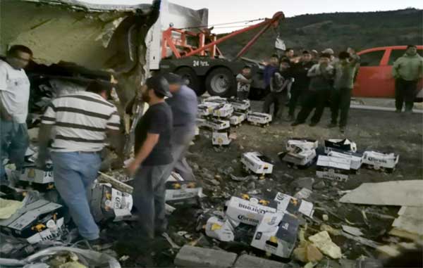 Vuelca tráiler con 30 toneladas de cerveza en Chiapas; no hubo rapiña 2 rapi
