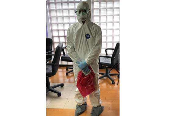 Personal médico portará traje especial para atender casos de COVID-19 1 traje
