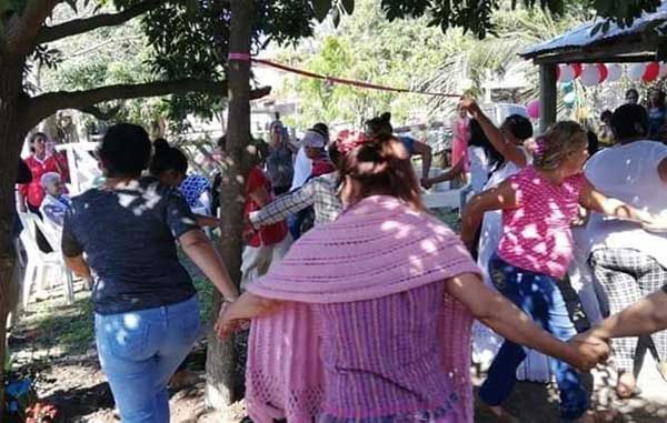 Mujer se casó con un árbol, hubo invitados, pastel, comida y vals 1 123 1