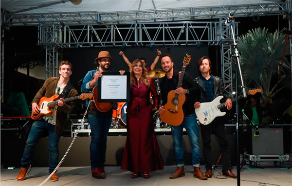 Entregó Alcaldesa reconocimiento a Los Claxons por participar en Fiestas de Reynosa 1 2 19