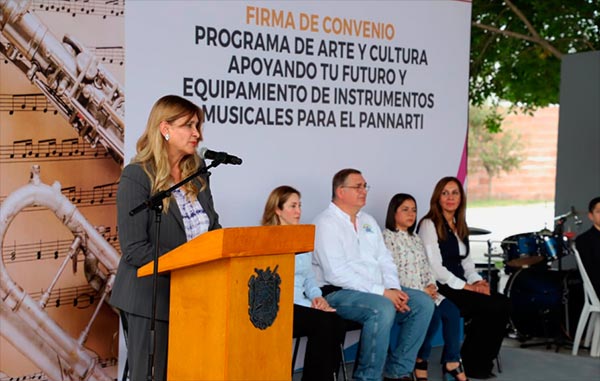 Firma Alcaldesa convenio del programa de arte y cultura Apoyando Tu Futuro 2 3 1