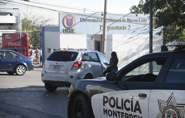 Toman medidas de seguridad en Prepa 2 tras amenaza de tiroteo 1 89102147 1049884528719515 343166499675963392 n