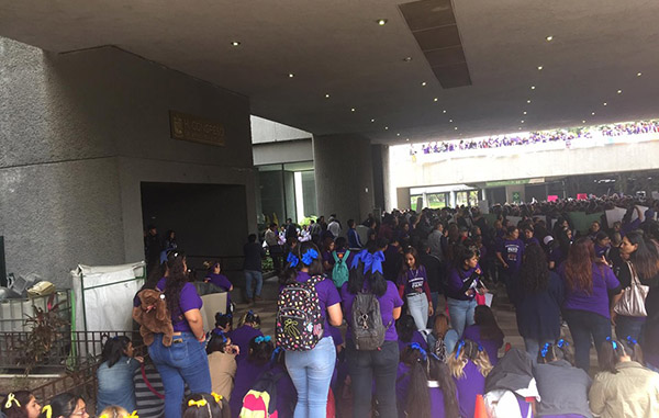 Marea morada ‘inunda’ Congreso de NL 2 89224139 813911312446926 765946265497239552 n