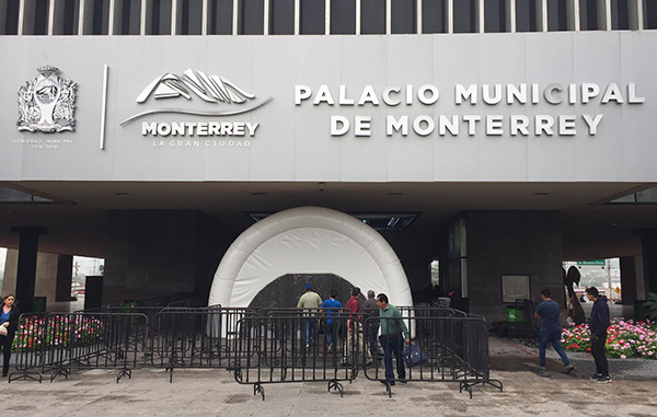 Gobierno de Monterrey instala túnel sanitizante