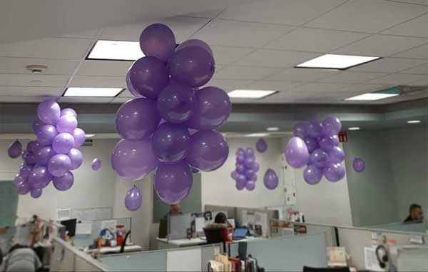 Compañeros de trabajo reconocen a mujeres por el paro del 9M 1 GLOBOS