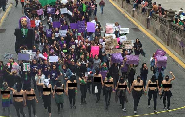 Mujeres se manifiestan en topless frente a la catedral de Monterrey 1 MARCHA