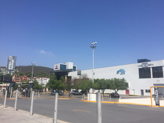 Baja afluencia en plazas comerciales de San Pedro 6 San Pedro 2