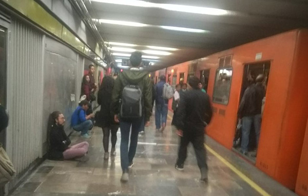 mujer-avento-vias-metro-ciudad_0_231_958_595