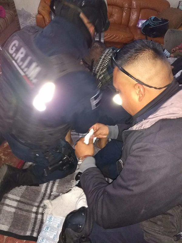 Policías de Edoméx auxilian a mujer a dar a luz 1 policia bebe