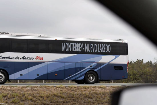Escoltan autobuses con pasajeros provenientes de Texas por Covid-19 1 3
