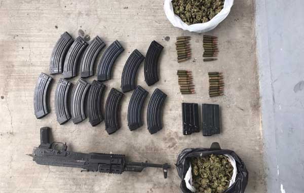 Aseguran vehículo, armas y cargadores en Díaz Ordaz 1 ARMAS