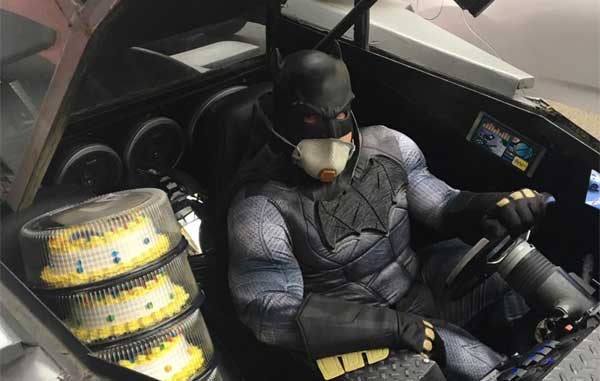 Batman reparte pasteles y alerta a la población contra el Covid-19 1 BATMAN 1