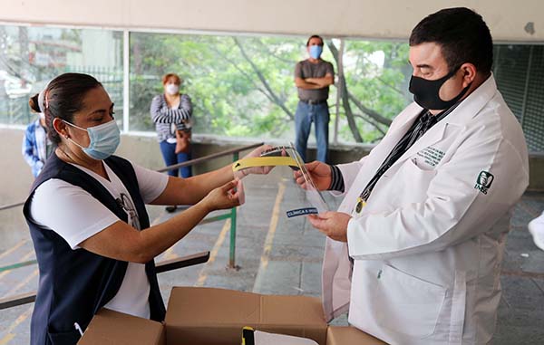 Dona San Nicolás 100 caretas a personal de Clínica 6 del IMSS 3 DONACION CLINICA 5