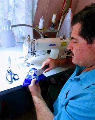 Sastre que fabrica tapabocas inspirado en máscaras ya las exporta 2 MASCARA 4
