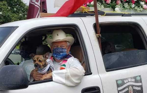 El ‘Padre Vaquero’ sale a saludar a feligreses en Mission 1 PADRE ROY 3
