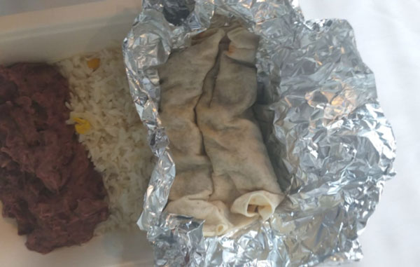Regalan burritos de mole a turistas en cuarentena en Italia 2 mole