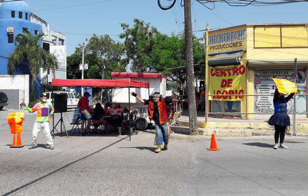 Payasos en aprietos; cambian sonrisas por despensas (VIDEO) 1 payasps 1