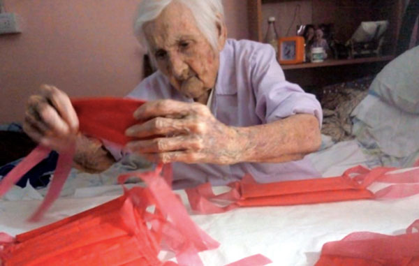 Anciana de 96 años confecciona cubrebocas para donarlos en hospitales de Argentina 1 telma