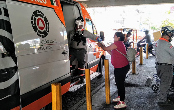 Reparten agua y alimentos afuera de hospitales 2 100587039 852294125259600 3571556045845168128 n