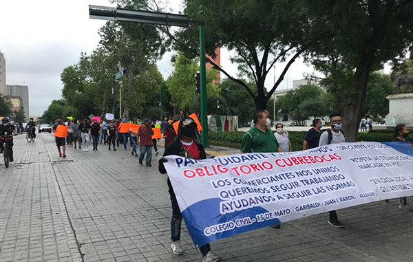 Marchan comerciantes informales para que los dejen trabajar 2 100743736 267908444402228 8970843219868778496 n