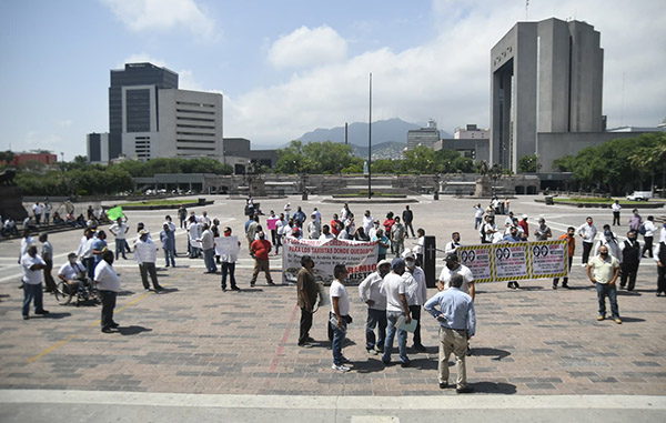 Exigen créditos taxistas y meseros 1 96793295 376949793209388 7725793107689603072 n