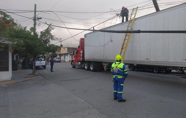 Trailer derriba postes de luz en Santa Catarina 2 97432551 2652622694981394 3409677057716649984 n