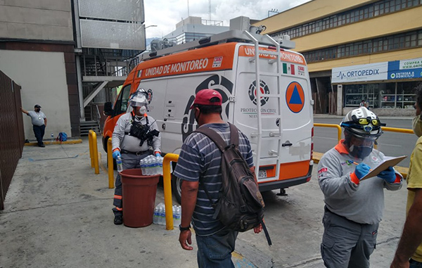 Reparten agua y alimentos afuera de hospitales 1 99107249 294475268388447 3926557478229114880 n