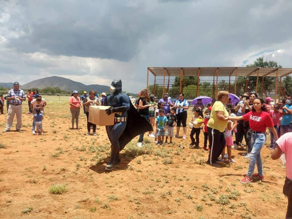 Batman llega a Galeana a repartir despensas y pasteles 1 Batman 2