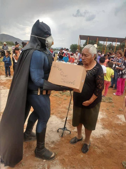 Batman llega a Galeana a repartir despensas y pasteles 2 Batman 3