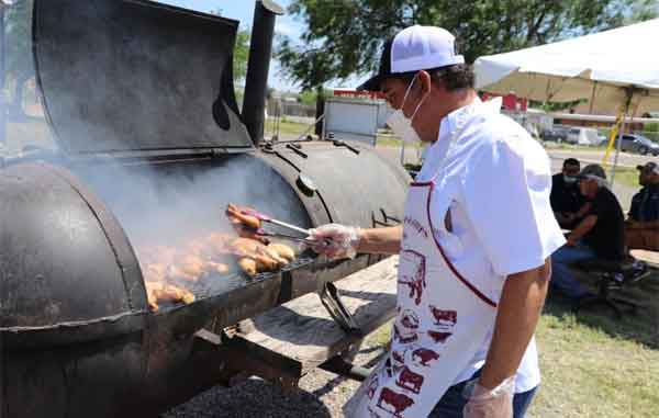 Reparte 'Ever' Villarreal pollo asado a residentes del Valle de Texas 1 EVER 2